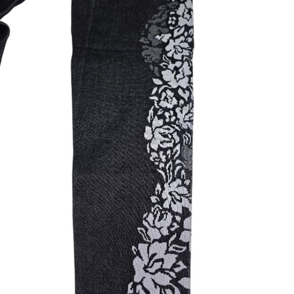 Fabletics Floral Patterned Black and Gray Women's Capri‎ Leggings Size Medium - Picture 7 of 10